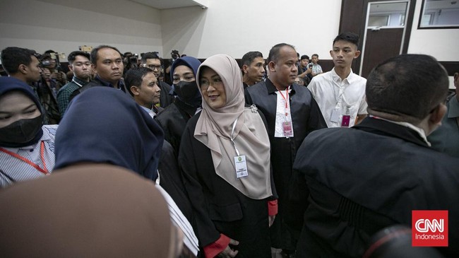 Terdakwa kasus dugaan penyebaran informasi bohong dan pencemaran nama baik terkait tudingan ijazah Presiden ke-7 RI Joko Widodo, Tifauzia Tyassuma alias dr Tifa, menjalani sidang perdana di Pengadilan Negeri Jakarta Timur, Kamis (2/7). Sidang tersebu