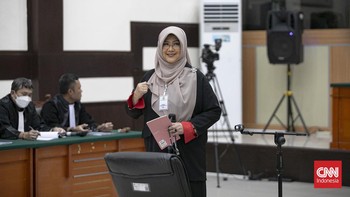 Terdakwa kasus dugaan penyebaran informasi bohong dan pencemaran nama baik terkait tudingan ijazah Presiden ke-7 RI Joko Widodo, Tifauzia Tyassuma alias dr Tifa, menjalani sidang perdana di Pengadilan Negeri Jakarta Timur, Kamis (2/7).