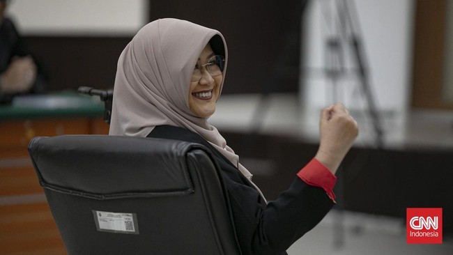 Terdakwa kasus dugaan penyebaran informasi bohong dan pencemaran nama baik terkait tudingan ijazah Presiden ke-7 RI Joko Widodo, Tifauzia Tyassuma alias dr Tifa, menjalani sidang perdana di Pengadilan Negeri Jakarta Timur, Kamis (2/7). Sidang tersebu