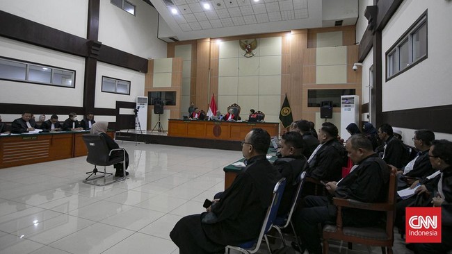 Terdakwa kasus dugaan penyebaran informasi bohong dan pencemaran nama baik terkait tudingan ijazah Presiden ke-7 RI Joko Widodo, Tifauzia Tyassuma alias dr Tifa, menjalani sidang perdana di Pengadilan Negeri Jakarta Timur, Kamis (2/7). Sidang tersebu