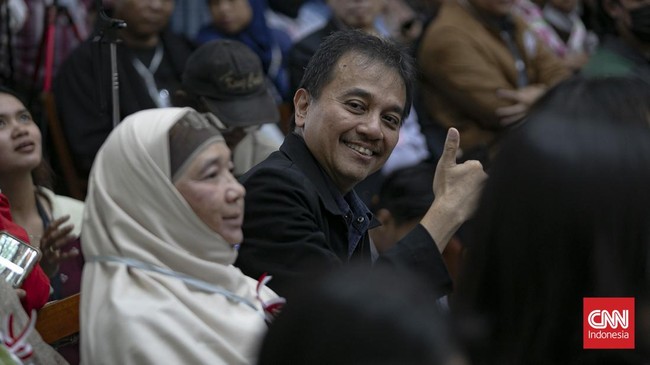 Terdakwa kasus dugaan penyebaran informasi bohong dan pencemaran nama baik terkait tudingan ijazah Presiden ke-7 RI Joko Widodo, Tifauzia Tyassuma alias dr Tifa, menjalani sidang perdana di Pengadilan Negeri Jakarta Timur, Kamis (2/7). Sidang tersebu