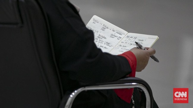 Terdakwa kasus dugaan penyebaran informasi bohong dan pencemaran nama baik terkait tudingan ijazah Presiden ke-7 RI Joko Widodo, Tifauzia Tyassuma alias dr Tifa, menjalani sidang perdana di Pengadilan Negeri Jakarta Timur, Kamis (2/7). Sidang tersebu