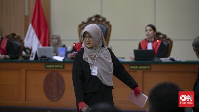 Terdakwa kasus dugaan penyebaran informasi bohong dan pencemaran nama baik terkait tudingan ijazah Presiden ke-7 RI Joko Widodo, Tifauzia Tyassuma alias dr Tifa, menjalani sidang perdana di Pengadilan Negeri Jakarta Timur, Kamis (2/7). Sidang tersebu