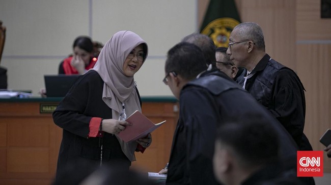 Terdakwa kasus dugaan penyebaran informasi bohong dan pencemaran nama baik terkait tudingan ijazah Presiden ke-7 RI Joko Widodo, Tifauzia Tyassuma alias dr Tifa, menjalani sidang perdana di Pengadilan Negeri Jakarta Timur, Kamis (2/7). Sidang tersebu