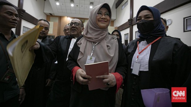 Terdakwa kasus dugaan penyebaran informasi bohong dan pencemaran nama baik terkait tudingan ijazah Presiden ke-7 RI Joko Widodo, Tifauzia Tyassuma alias dr Tifa, menjalani sidang perdana di Pengadilan Negeri Jakarta Timur, Kamis (2/7). Sidang tersebu