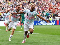 Soccer Football - FIFA World Cup 2026 - Round of 32 - Belgium v Senegal - Seattle Stadium, Seattle, Washington, U.S. - July 1, 2026 Belgium's Youri Tielemans celebrates scoring their third goal with Nicolas Raskin REUTERS/Agustin Marcarian