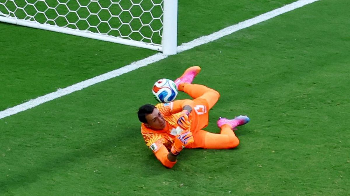 Muslera DIbela Bielsa, Sempat Meriang Sebelum Blunder Lawan Spanyol