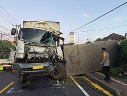 Truk Trailer Tabrak Truk Box hingga Terguling di Bajera Tabanan
