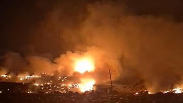 Penampakan Kobaran Api Meluas di TPA Jatiwaringin, Rabu Malam