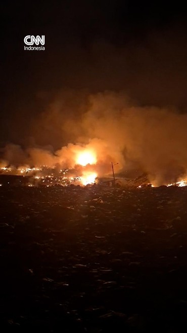 Kebakaran melanda TPA Jatiwaringin, Kec. Mauk, Tangerang, Banten pada Rabu (1/7) malam.