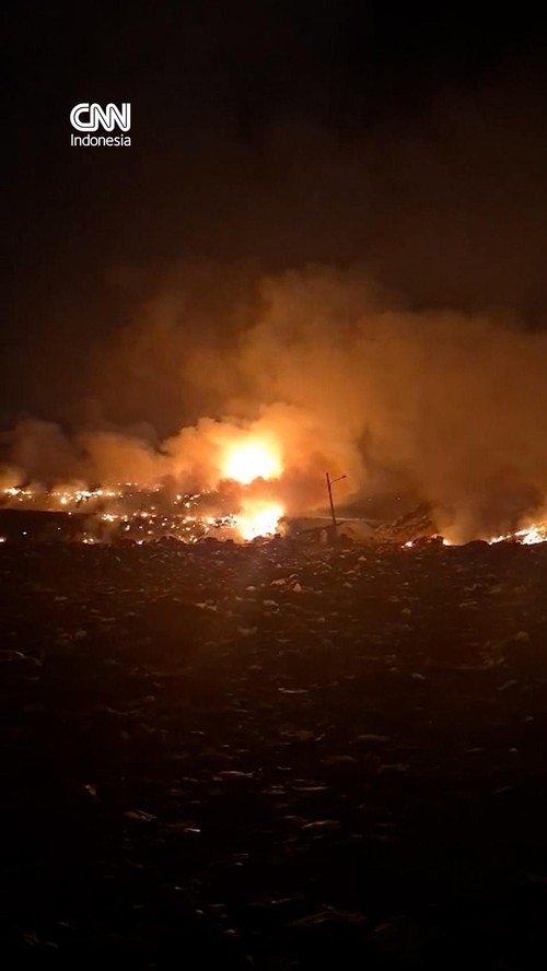 Kebakaran melanda TPA Jatiwaringin, Kec. Mauk, Tangerang, Banten pada Rabu (1/7) malam.