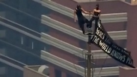 Dua aktivis memanjat puncak Empire State Building di New York, Amerika Serikat pada Rabu (1/7).
