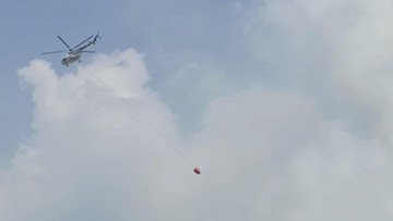 Dua Heli Berjibaku, Water Bombing Padamkan Kebakaran TPA Jatiwaringin