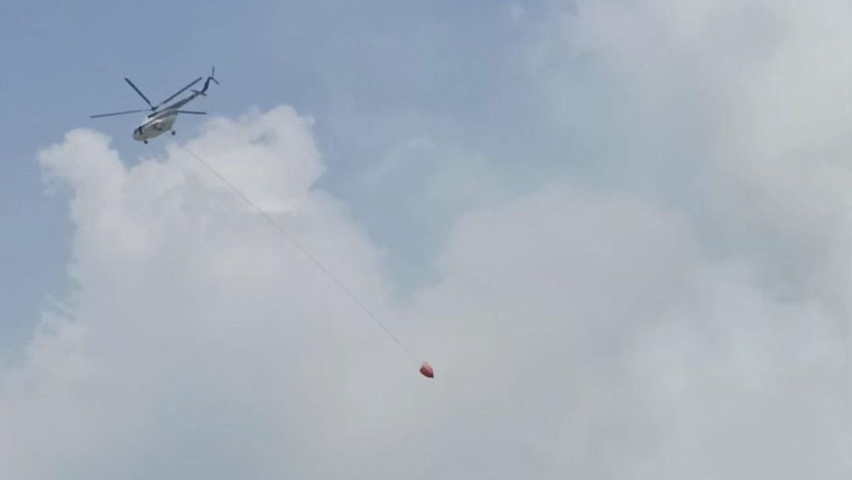 Dua Heli Berjibaku, Water Bombing Padamkan Kebakaran TPA Jatiwaringin