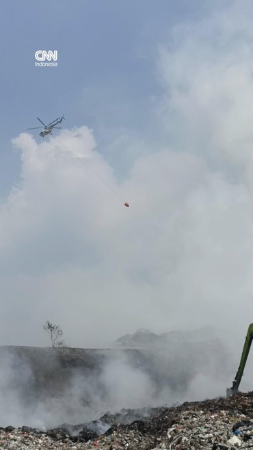 Dua Heli Water Bombing Bantu Padamkan Kebakaran TPA Jatiwaringin