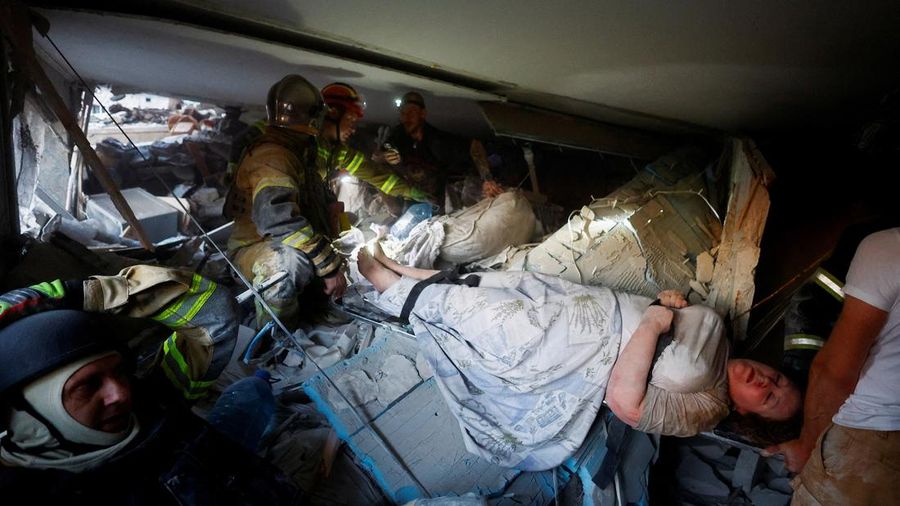 Tim penyelamat membawa seorang wanita nan ditemukan di bawah reruntuhan di dalam gedung apartemen nan terkena serangan rudal dan pesawat tak berawak Rusia semalam, di tengah serangan Rusia terhadap Ukraina, di Kyiv, Ukraina, 2 Juli 2026.