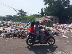 Gunungan Sampah di Weru Cirebon Meluber, Bau Menyengat