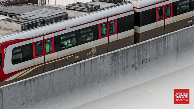 Lintas Rel Terpadu (LRT) berangkat dari Stasiun Velodrome dalam uji coba perpanjangan lintas kereta, Jakarta, Kamis (2/7). (CNN Indonesia/Febria Adha L)