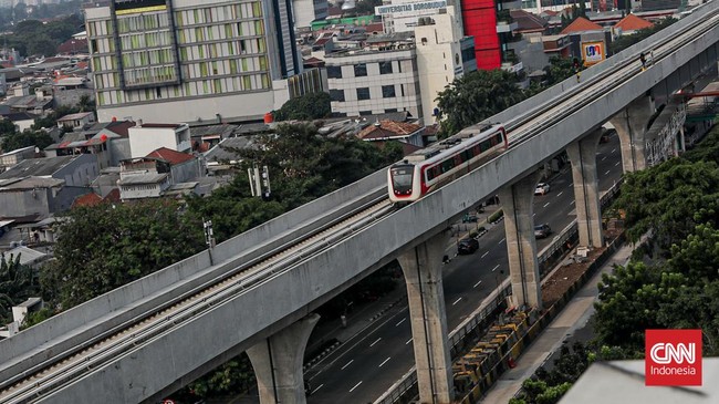 Lintas Rel Terpadu (LRT) berangkat dari Stasiun Velodrome dalam uji coba perpanjangan lintas kereta, Jakarta, Kamis (2/7). (CNN Indonesia/Febria Adha L).