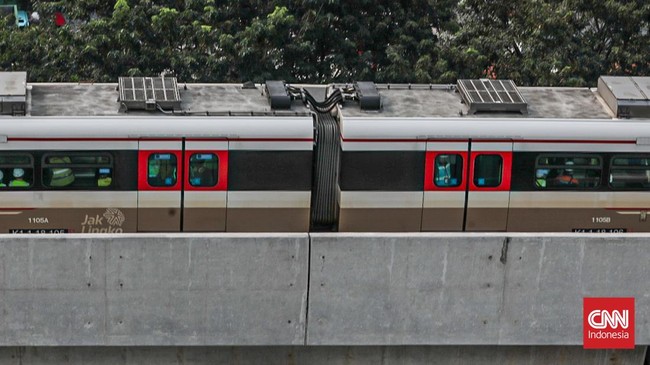 Lintas Rel Terpadu (LRT) berangkat dari Stasiun Velodrome dalam uji coba perpanjangan lintas kereta, Jakarta, Kamis (2/7). (CNN Indonesia/Febria Adha L)