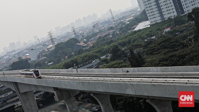 Lintas Rel Terpadu (LRT) berangkat dari Stasiun Velodrome dalam uji coba perpanjangan lintas kereta, Jakarta, Kamis (2/7). (CNN Indonesia/Febria Adha L)