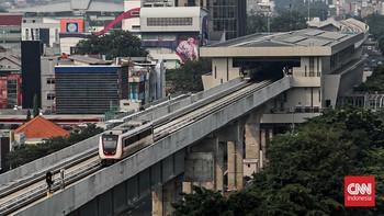 Lintas Rel Terpadu (LRT) berangkat dari Stasiun Velodrome dalam uji coba perpanjangan lintas kereta, Jakarta, Kamis (2/7). (CNN Indonesia/Febria Adha L)