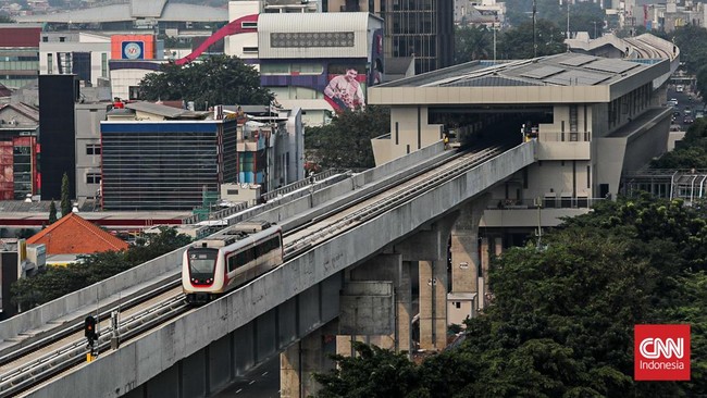 Lintas Rel Terpadu (LRT) berangkat dari Stasiun Velodrome dalam uji coba perpanjangan lintas kereta, Jakarta, Kamis (2/7). (CNN Indonesia/Febria Adha L)
