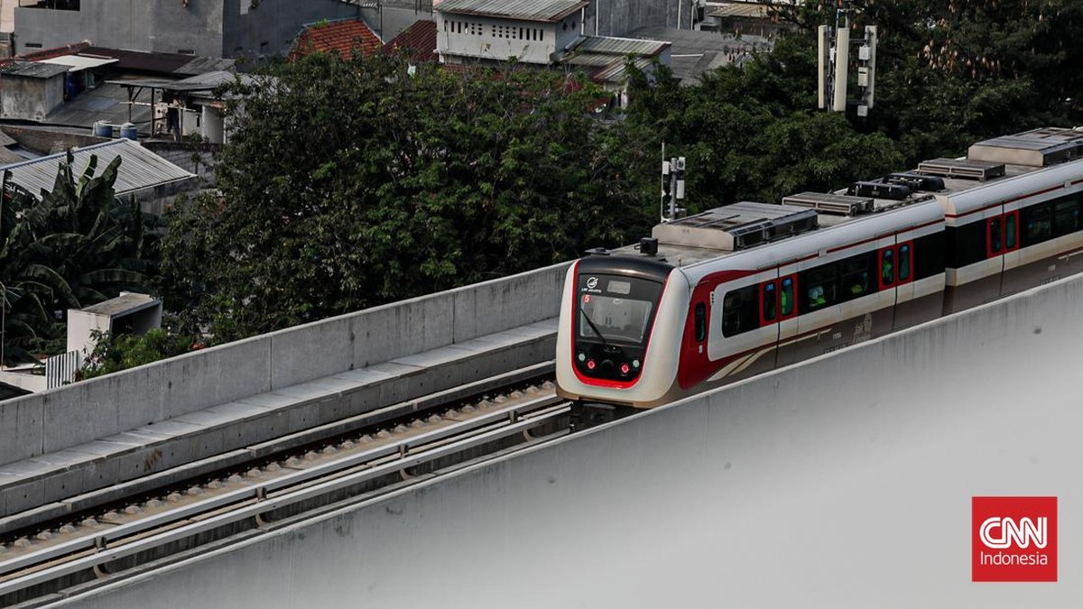 Lintas Rel Terpadu (LRT) berangkat dari Stasiun Velodrome dalam uji coba perpanjangan lintas kereta, Jakarta, Kamis (2/7). (CNN Indonesia/Febria Adha L)