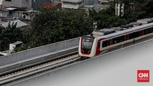 Lintas Rel Terpadu (LRT) berangkat dari Stasiun Velodrome dalam uji coba perpanjangan lintas kereta, Jakarta, Kamis (2/7). (CNN Indonesia/Febria Adha L)