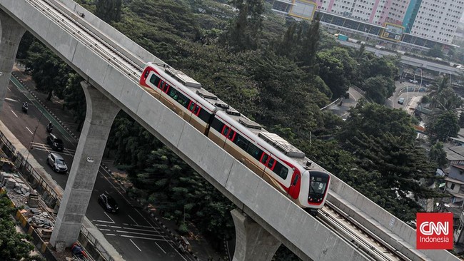 Lintas Rel Terpadu (LRT) berangkat dari Stasiun Velodrome dalam uji coba perpanjangan lintas kereta, Jakarta, Kamis (2/7). (CNN Indonesia/Febria Adha L)