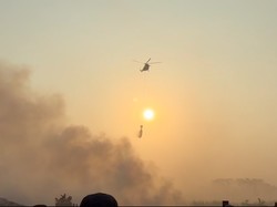 2 Heli Water Bombing Dikerahkan Padamkan Kebakaran TPA Jatiwaringin