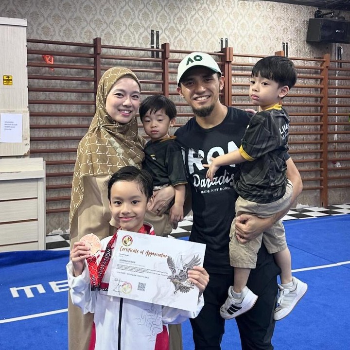 <p>Bunda masih ingat dengan matan atlet Lindswell Kwok dan suaminya Achmad Hulaefi? Sejak memutuskan pensiun dari profesi atlet, keduanya kini fokus menjalani peran sebagai orang tua dari tiga anak mereka, yakni Achmad Zubayr, Achmad Miqdad, dan Achmad Zayd. (Foto: Instagram @lindswell_k)</p>
