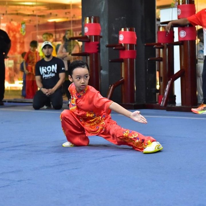 <p>Beberapa waktu lalu, Zubayr mengikuti kompetisi wushu untuk kategori anak-anak. Sebagai orang tua, Lindswell dan suami selalu memberikan dukungan pada keputusan sang putra menekuni olahraga wushu. Keduanya bahkan ikut terlibat dalam mendampingi Zubayr latihan, Bunda. (Foto: Instagram @lindswell_k)</p>