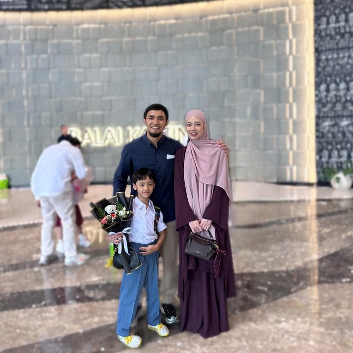 <p>Meski disibukkan dengan latihan wushu, Zubayr tetap fokus menjalani pendidikannya di sekolah. Belum lama ini, sang Bunda membagikan potret Zubayr yang baru saja lulus TK. Di hari kelulusannya, Zubayr tampil di acara sekolah bersama teman-teman sebaya. Ia juga menunjukkan beberapa gerakan wushu. (Foto: Instagram @lindswell_k)</p>
