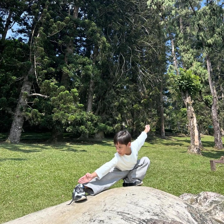<p>Baru-baru ini, Lindswell mem-<em>posting</em> foto putranya Zubayr saat melakukan gerakan wushu mirip dirinya saat masih aktif menjadi atlet. Tubuh Zubayr tampak lentur ketika menunjukkan beberapa pose andalan wushu-nya. "<em>Wushu Everywhere</em>," tulis Lindswell. (Foto: Instagram @lindswell_k)</p>
