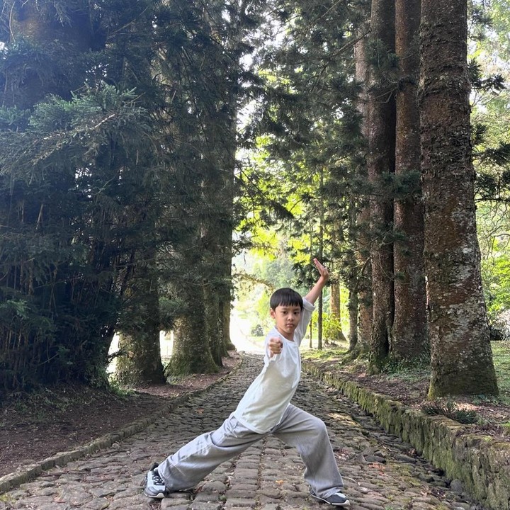 <p>Anak pertama Lindswell, Achmad Zubayr, sudah berusia enam tahun. Di usia yang masih kecil, Zubayr memutuskan untuk mengikuti jejak orang tuanya, yakni menjadi atlet wushu. Rutinitas Zubayr saat latihan wushu sering dibagikan sang Bunda di Instagtam. (Foto: Instagram @lindswell_k)</p>