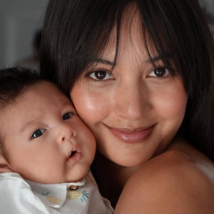 <p>Menjadi orang tua baru, Aurelie mengaku mendapat banyak pelajaran dalam mengasuh Si Kecil. Lewat unggahannya, ia mengungkapkan harapan sekaligus tujuan yang ingin ia berikan untuk sang putra. "Salah satu hal yang paling aku pelajari dari perjalananku sendiri. Tujuh tahun pertama seorang anak itu krusial. Filter yang terbentuk selama tujuh tahun itu akan jalan otomatis sampai dia dewasa. Aku merasakannya sendiri. Jadi <em>goal</em> utama aku sebagai ibu: Kasih Thomas &ldquo;filter&rdquo; yang bagus dari awal. Supaya dia tidak harus menghabiskan bertahun-tahun belajar melepaskan hal-hal yang tidak seharusnya dia percaya tentang dirinya sendiri," tulis Aurelie, dikutip dari akun Instagram <em>@aurelie</em>.(Foto: Instagram @aurelie)</p>