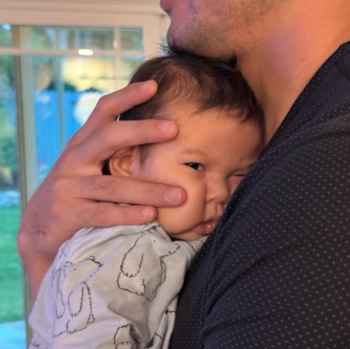 <p>Melihat dari beberapa unggahan di Instagram, suami Aurelie terlihat begitu telaten dalam mengasuh sang putra. Seperti pada foto ini, <em>Baby</em> Thomas tampak begitu nyaman saat berada di dekapan sang Ayah. (Foto: Instagram @aurelie)</p>