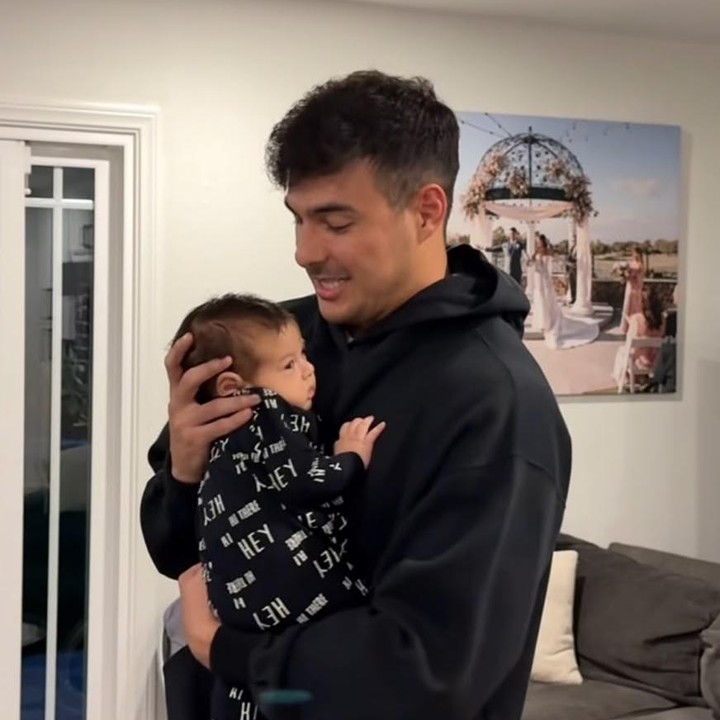 <p>Dalam unggahan lainnya, Aurelie membagikan momen lucu saat sang suami, Tyler, belajar bernyanyi sambil menggendong putra mereka. Selama dinyanyikan, <em>Baby</em> Thomas tampak anteng dan nyaman di pelukan sang Ayah, lho. (Foto: Instagram @drtylerbigenho)</p>