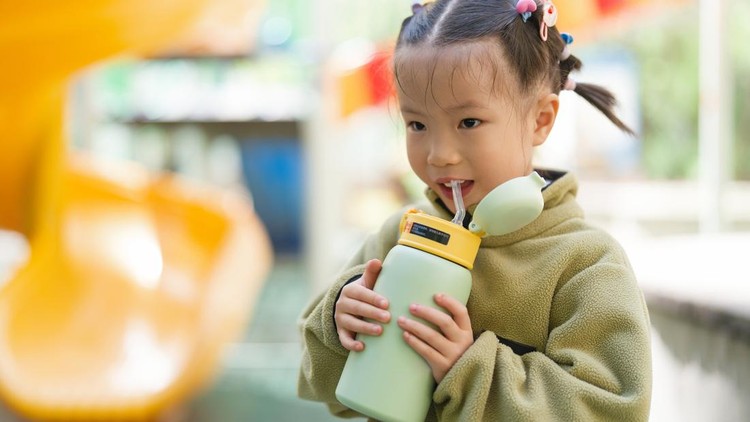 5 Rekomendasi Botol Minum Tali Panjang untuk Anak TK
