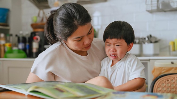 7 Cara Mengajarkan Anak Mengenali Emosi Sejak Dini