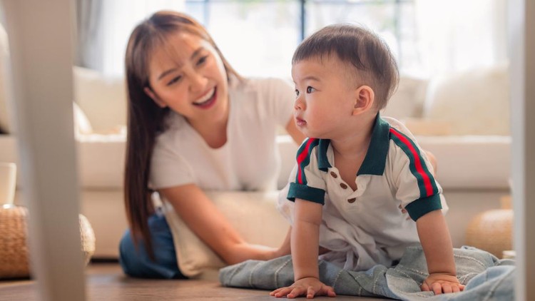 7 Ide Stimulasi Anak agar Bisa Merangkak, Salah Satunya Main Bersama