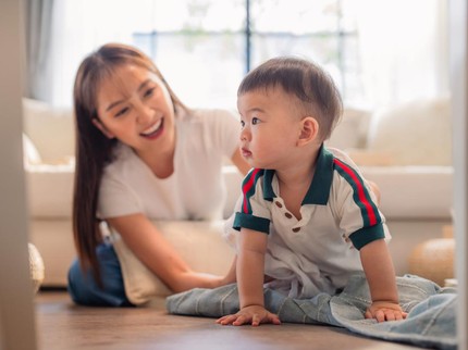 7 Ide Stimulasi Anak agar Bisa Merangkak, Salah Satunya Main Bersama