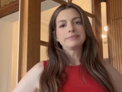 Anne Hathaway Sadar Baju Hamilnya Terbalik, Respons Kocaknya Menghibur