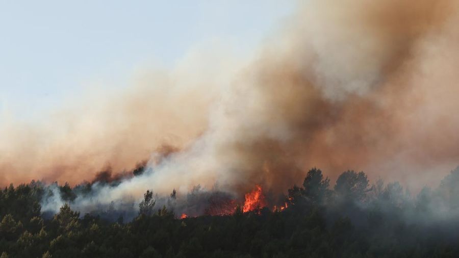 Asap mengepul saat kebakaran rimba melanda Pouzols-Minervois dekat Narbonne, Prancis, 2 Juli 2026.