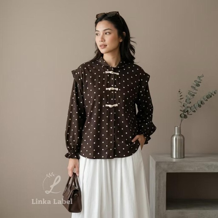Atasan motif polkadot yang gemas