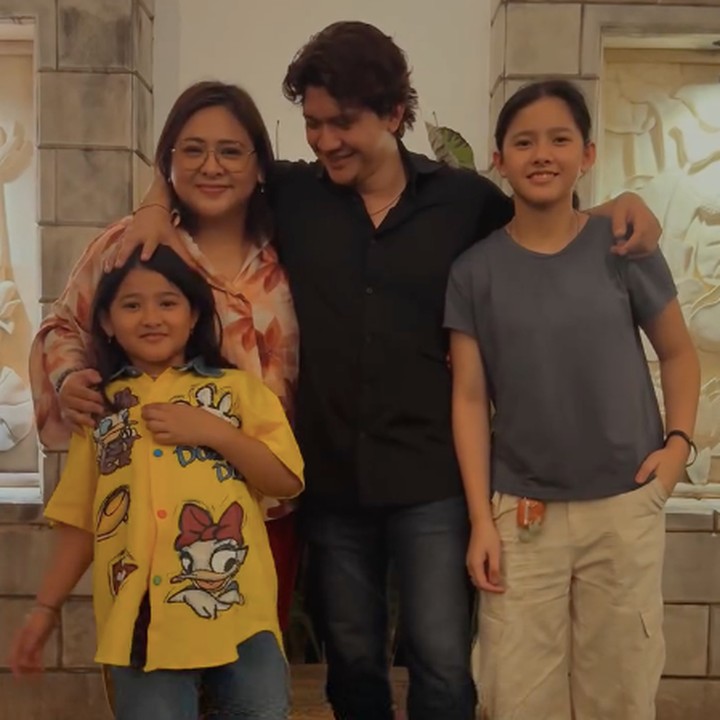 <p>Perlu diketahui, Audy resmi menikah dengan Iko Uwais pada 25 Juni 2012. Pada 11 Oktober 2013, Audy melahirkan anak pertamanya Atreya Syahla Putri Uwais. Pada 13 Juni 2018, perempuan 43 tahun ini melahirkan anak kedua yang diberi nama Aneska Layla Putri Uwais. Sebelum mengumumkan kehamilan ketiganya, Audy sempat menjalani diet dengan pendampingan dokter. Sang penyanyi&nbsp;kerap membagikan perjalanan dietnya ini di media sosial. (Foto: Instagram @audyitem)</p>