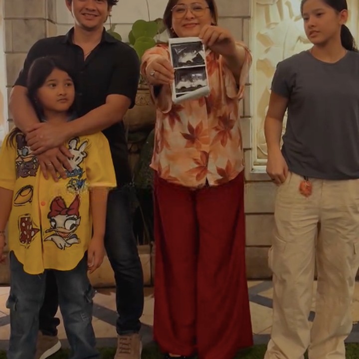 <p>Dalam video singkat ini, Audy berpose bareng suami dan kedua anaknya saat mengumumkan kehamilan ketiga. Perempuan 43 tahun ini juga memamerkan foto hasil USG kehamilan dengan rona bahagia terpancar dari wajahnya. "<em>Bismillahirahmanirahiim..Our dua list grows longer..our love grows bigger,"</em> tulisnya di caption unggahan. (Foto: Instagram @audyitem)</p>