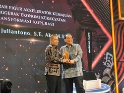 Menkop Ferry Juliantono Raih Anugerah Tokoh Penggerak Ekonomi Kerakyatan