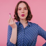 3 Ciri Kepribadian Perempuan yang Suka Pakai Lipstik Warna Pink Menurut Psikolog